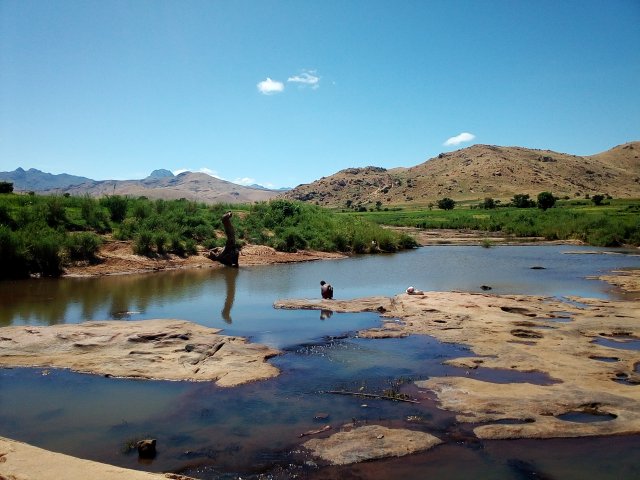 Reisfelder und Gebirge im Hochland Madagaskar 
