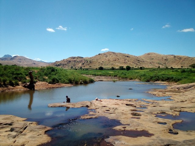 Reisfelder und Gebirge im Hochland Madagaskar 